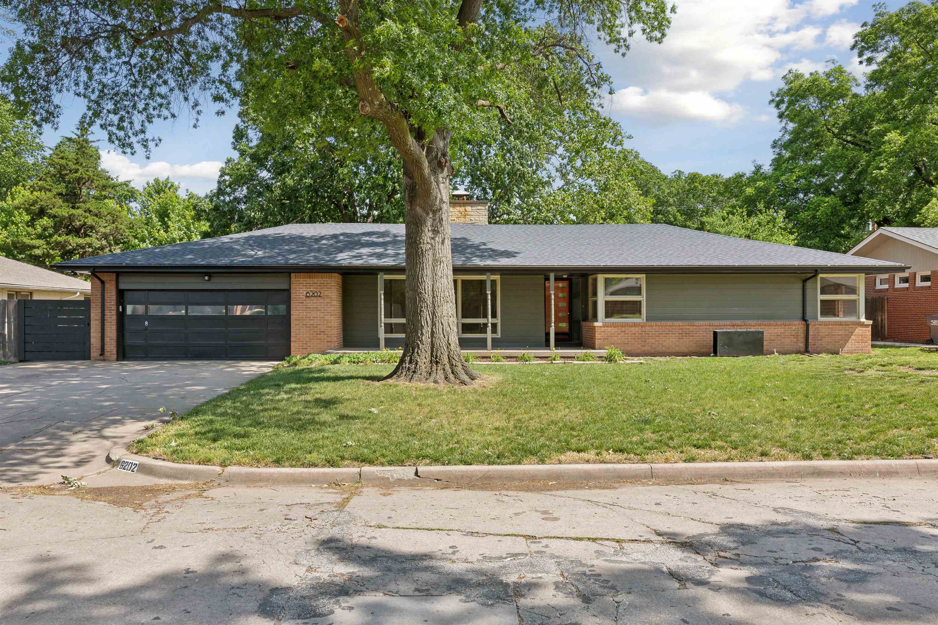 Property Photo: 6202 E Jacqueline St KS 67208