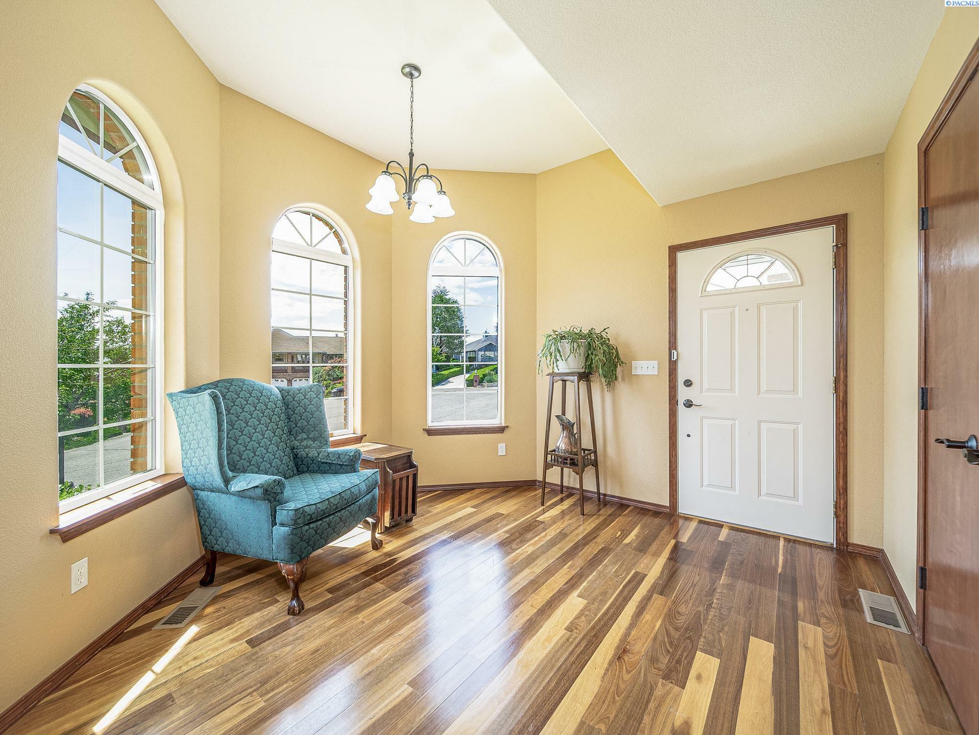 Property Photo: 9203 Yakima Ct WA 98908-0000