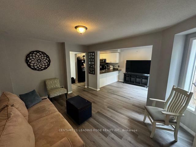 Photo de la propriété: 497 Nottingham Crescent ON L1K 2V6