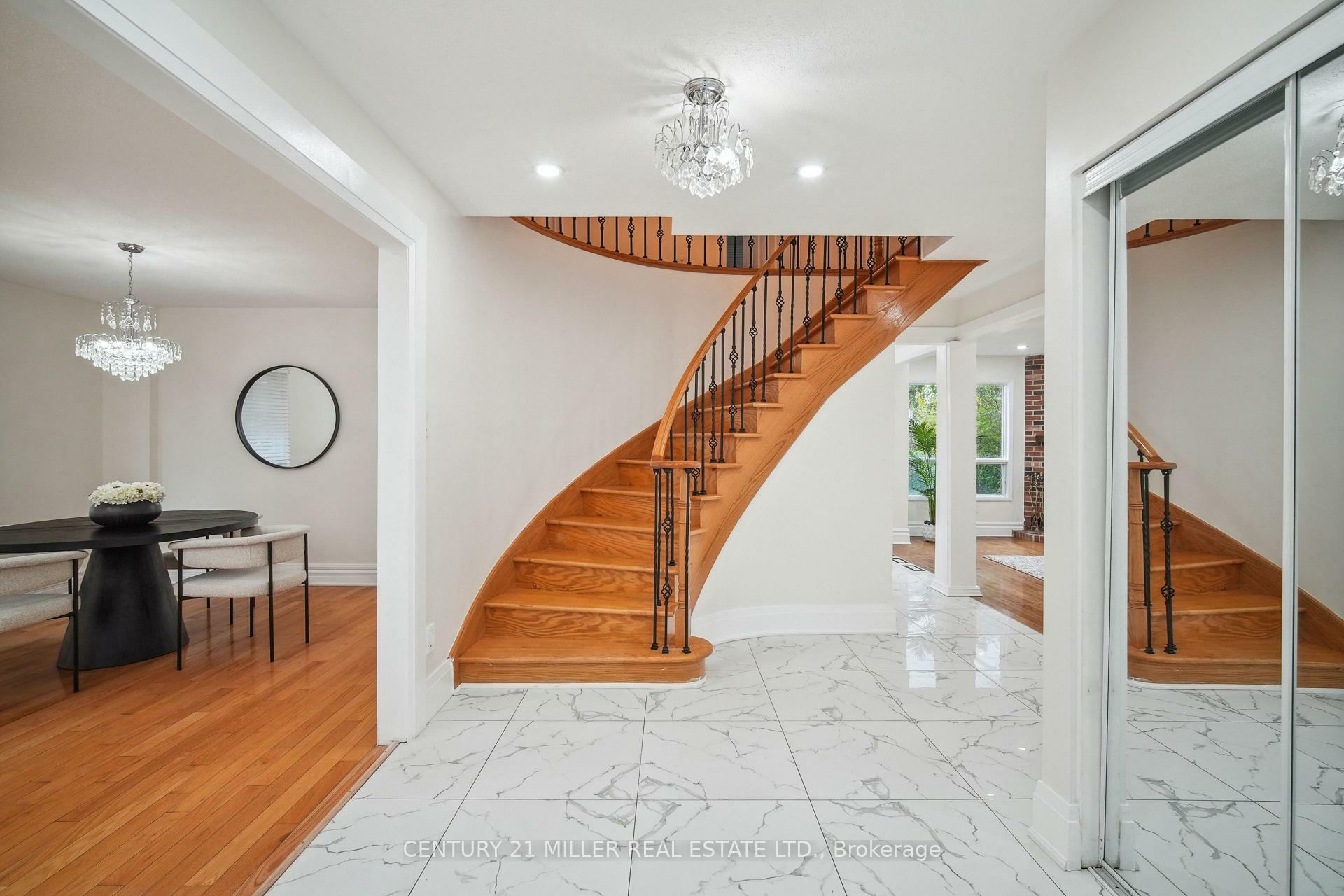 Photo de la propriété: 285 Mississaga Street ON L6L 6J8