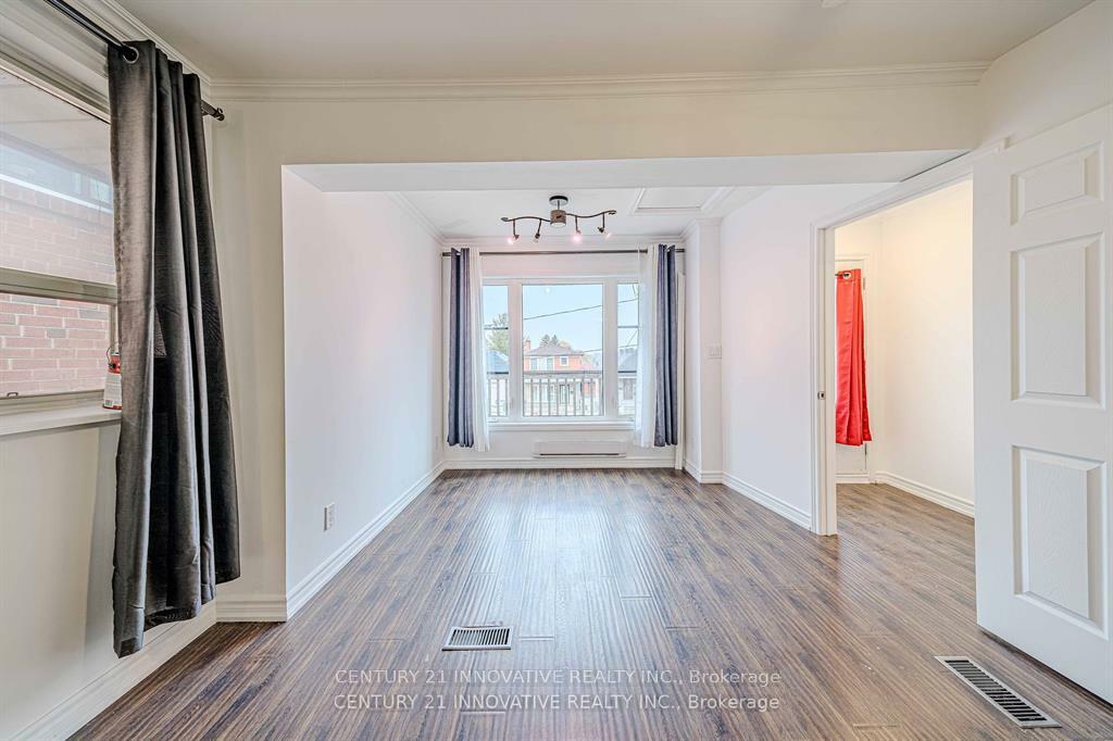 Photo de la propriété: 523 Westmount Avenue Upper ON M6E 3N6
