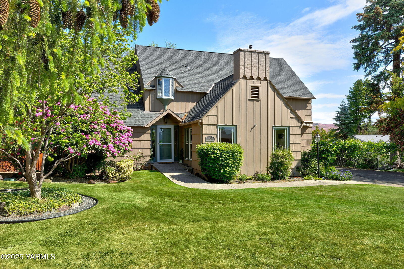 Property Photo: 1701 W Yakima Ave WA 98902