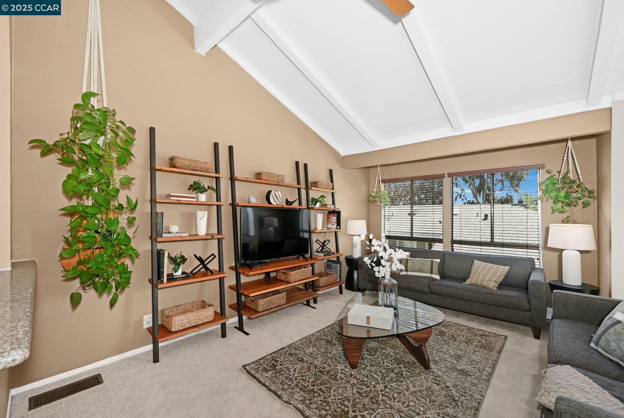 Property Photo: 433 Ridgeview Dr CA 94523