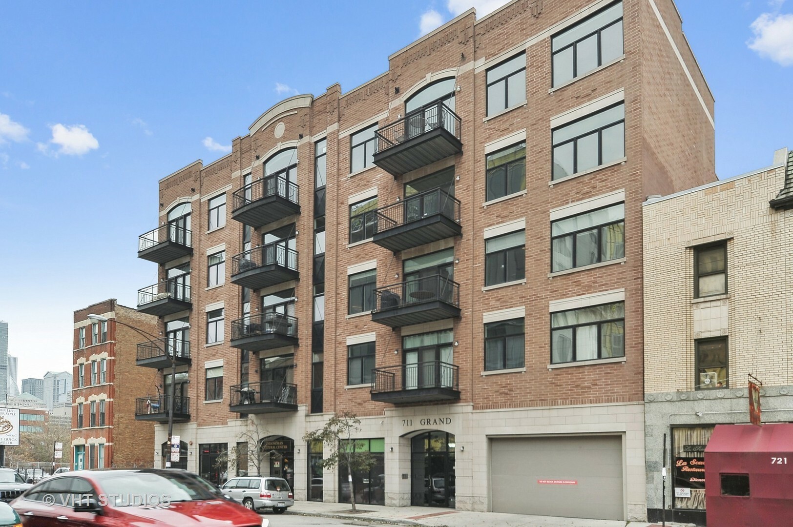 Property Photo: 711 W Grand Avenue 503 IL 60654