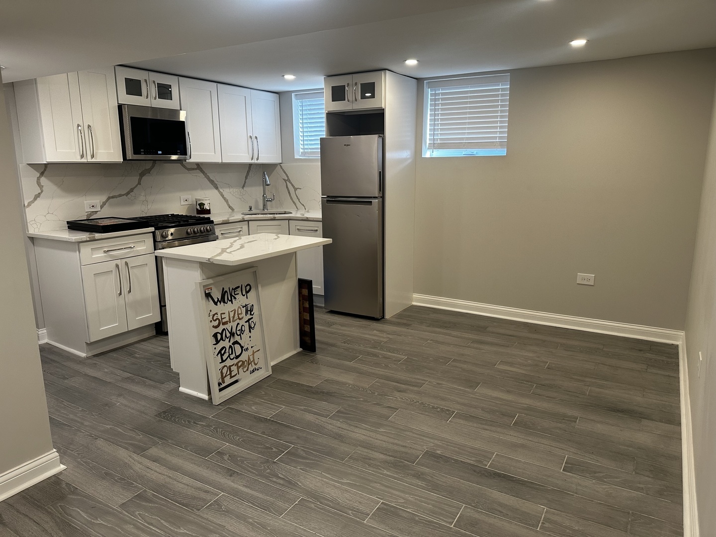 Property Photo: 2010 W Cornelia Avenue B IL 60618