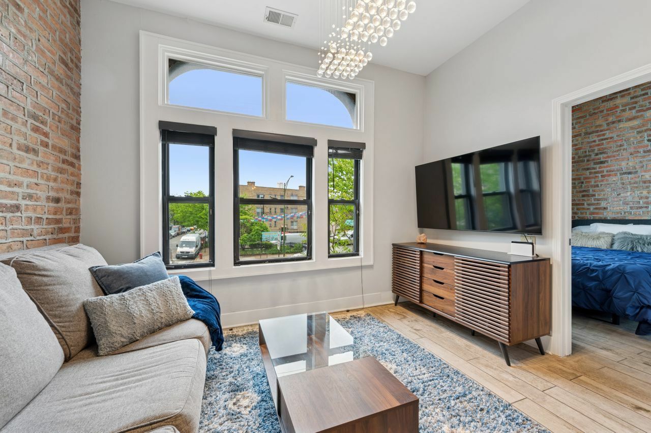 Property Photo: 1423 N Ashland Avenue 201 IL 60622