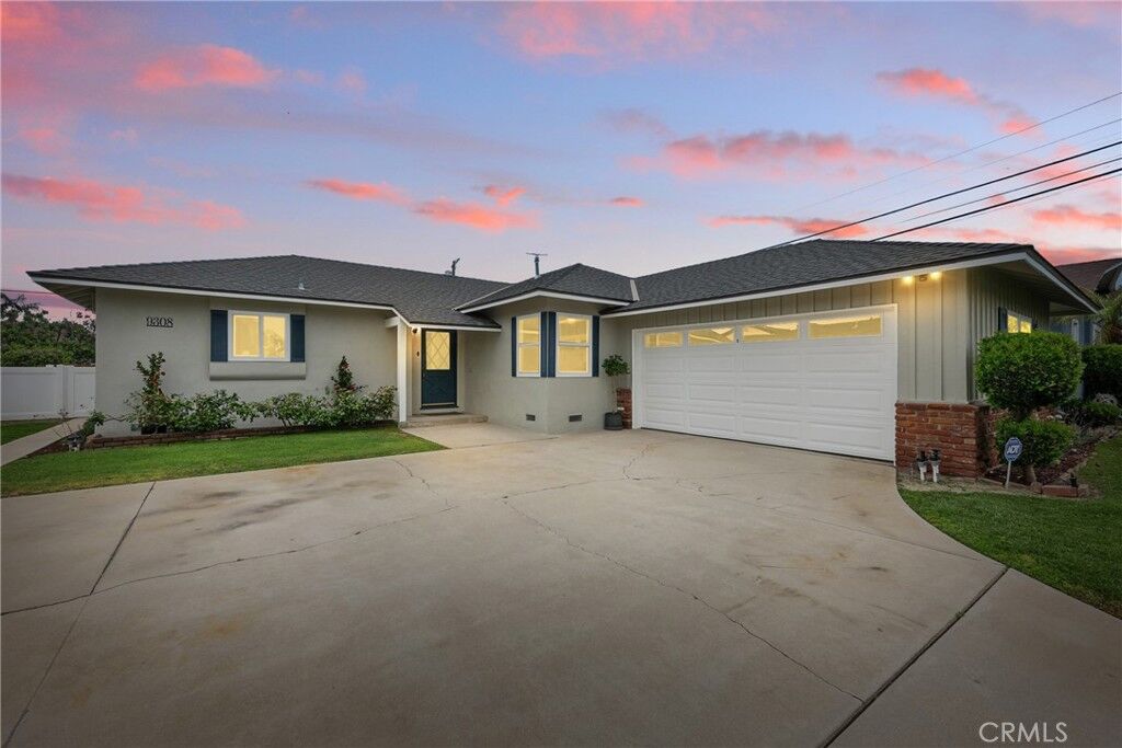 Property Photo: 9308 Via Amorita CA 90241