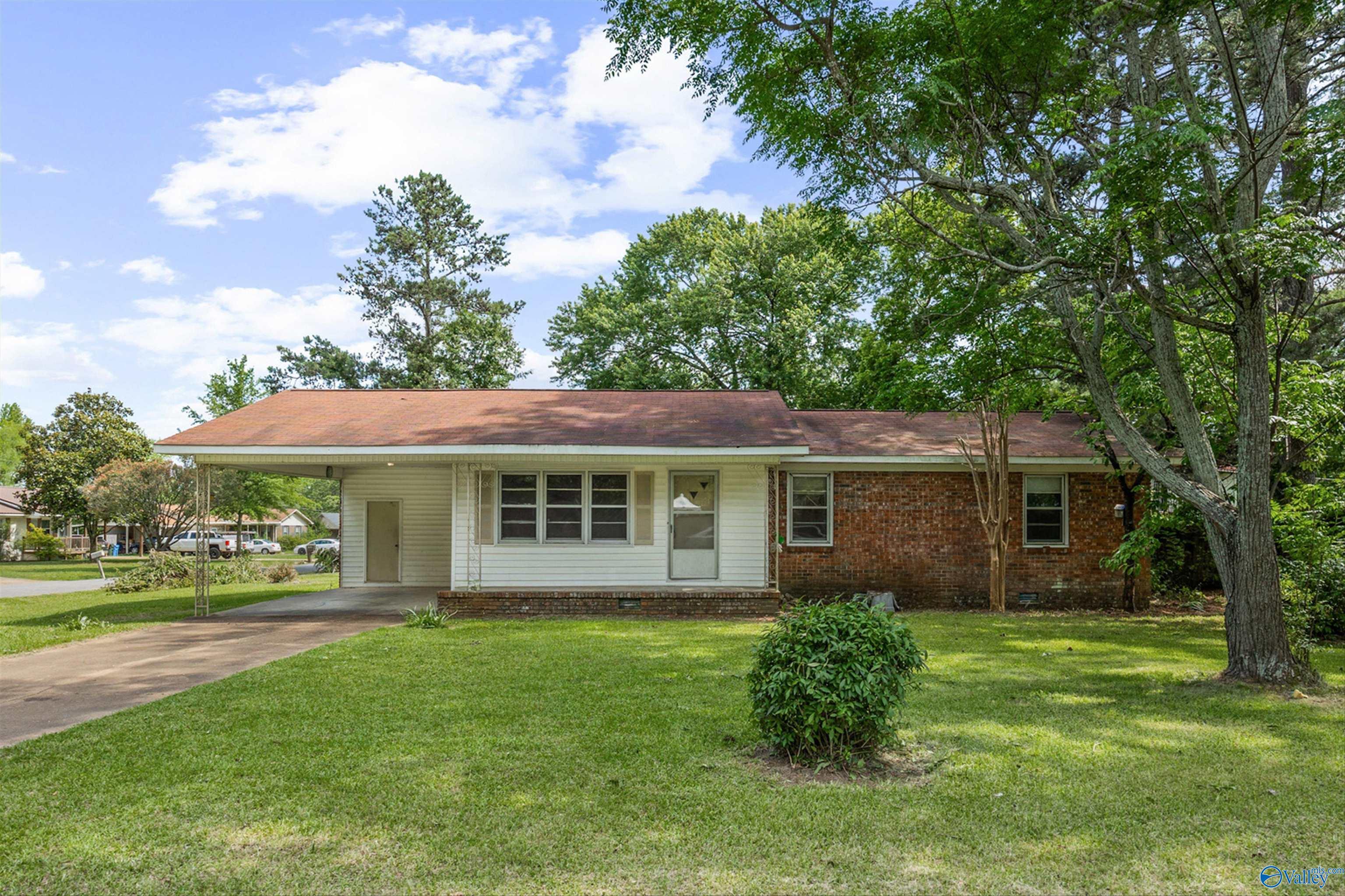 Property Photo: 1004 Crestline Place AL 35640