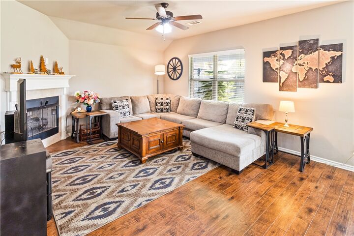 Property Photo:  811 SW Pure Globe Street  AR 72712 