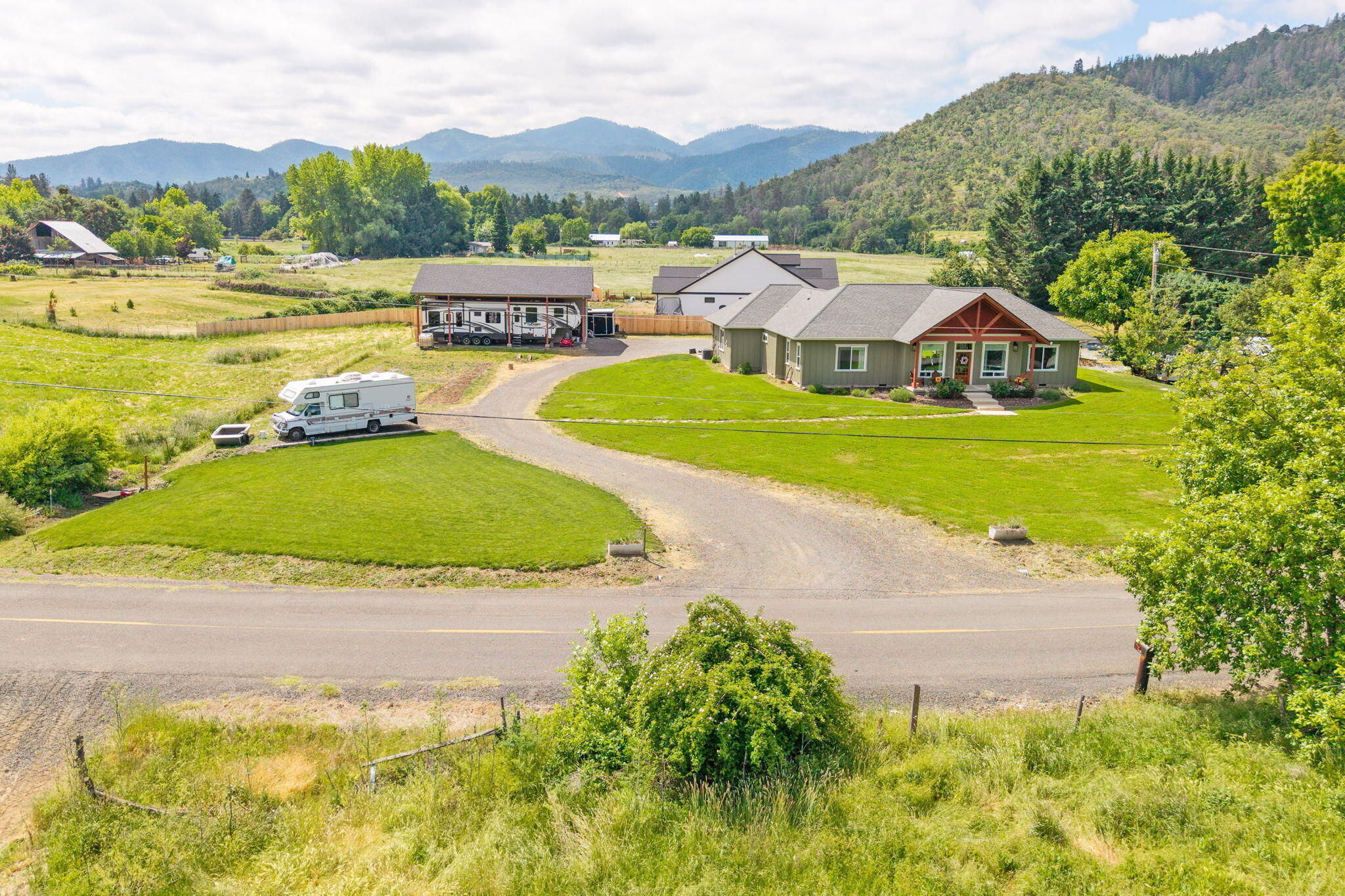 Property Photo: 2875 Judy Way OR 97501