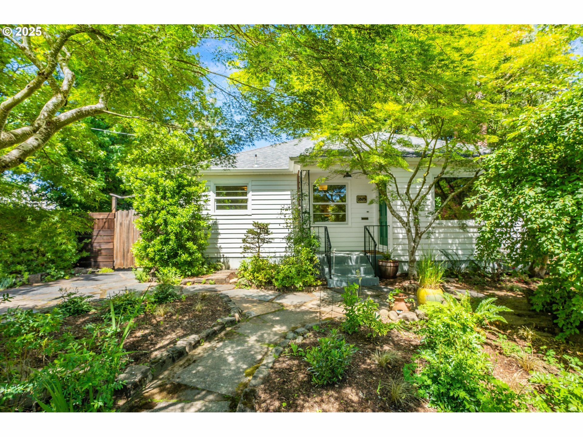 Property Photo: 3575 NE Emerson St OR 97211