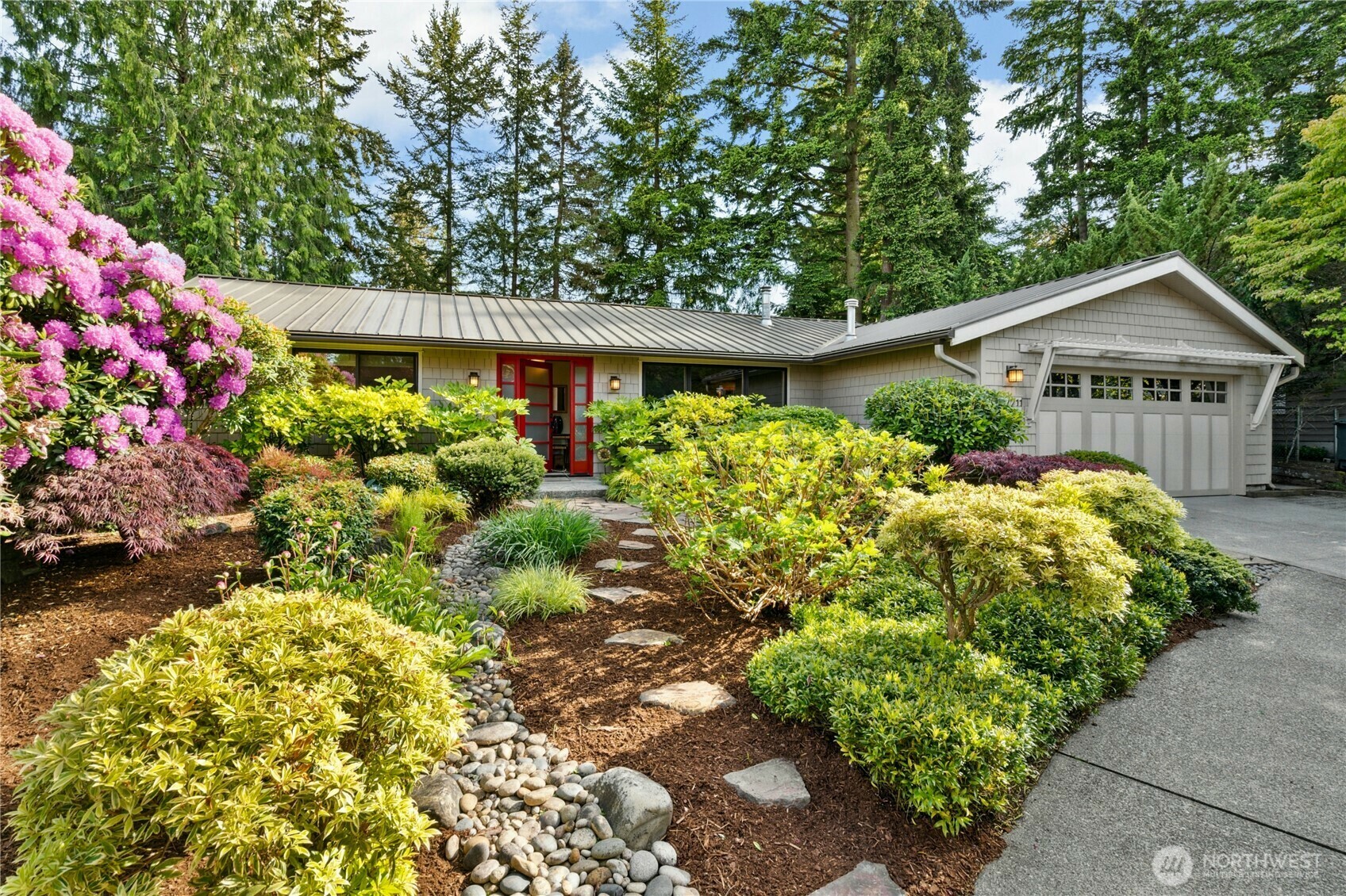 Property Photo: 12211 SE 65th Place WA 98006