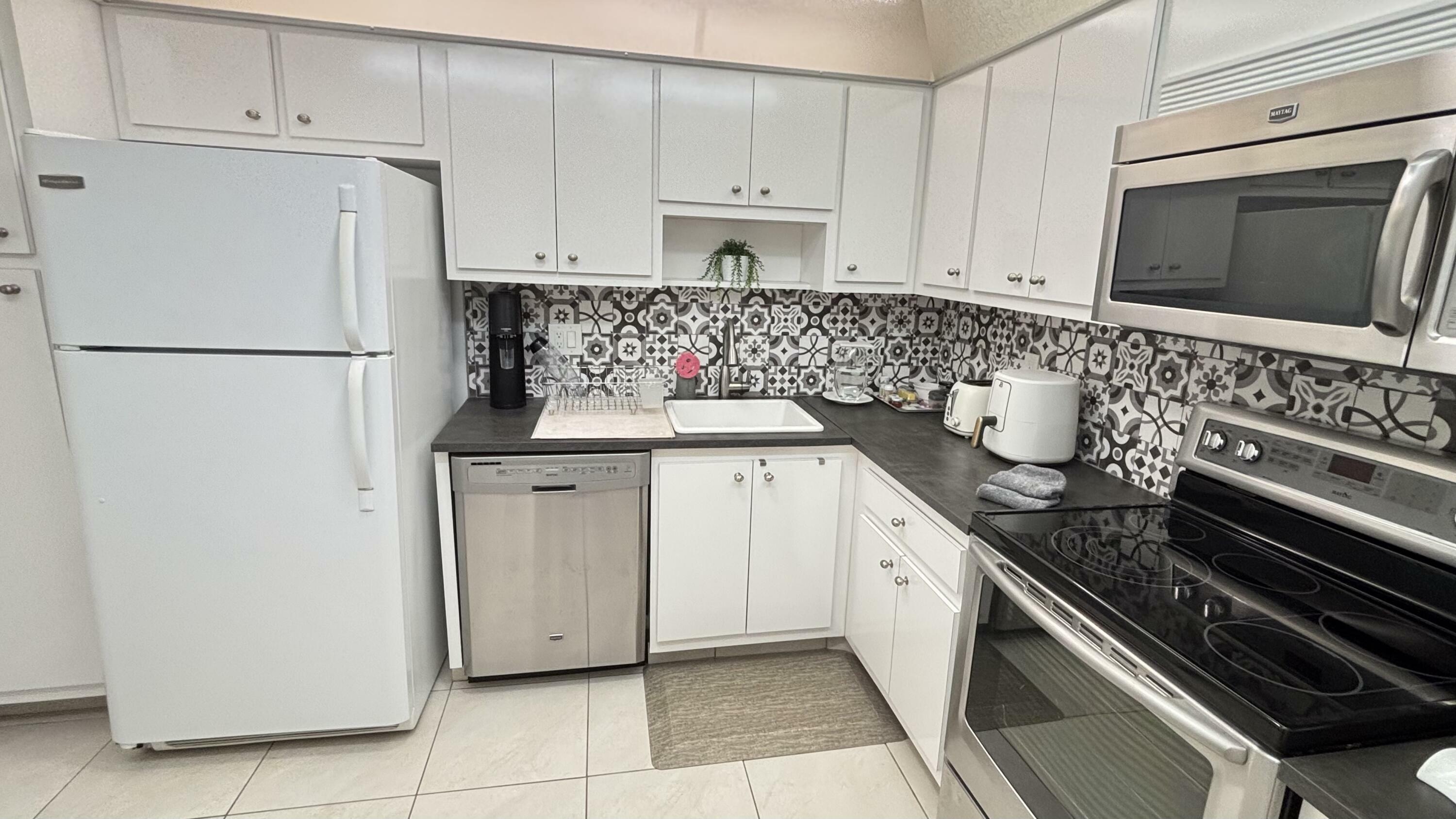 Property Photo: 605 Oaks Drive 503 FL 33069