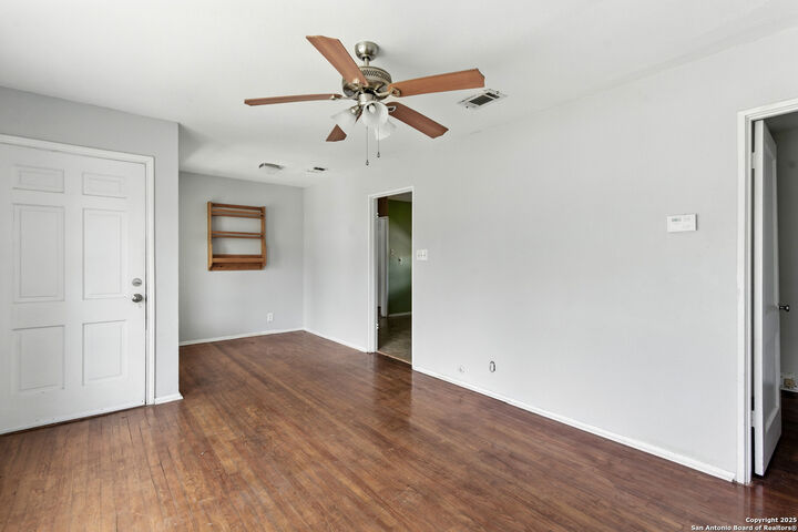 Property Photo: 427 Olney TX 78209