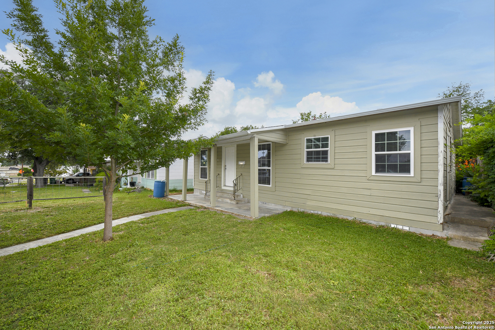Property Photo: 1318 W Elsmere TX 78201