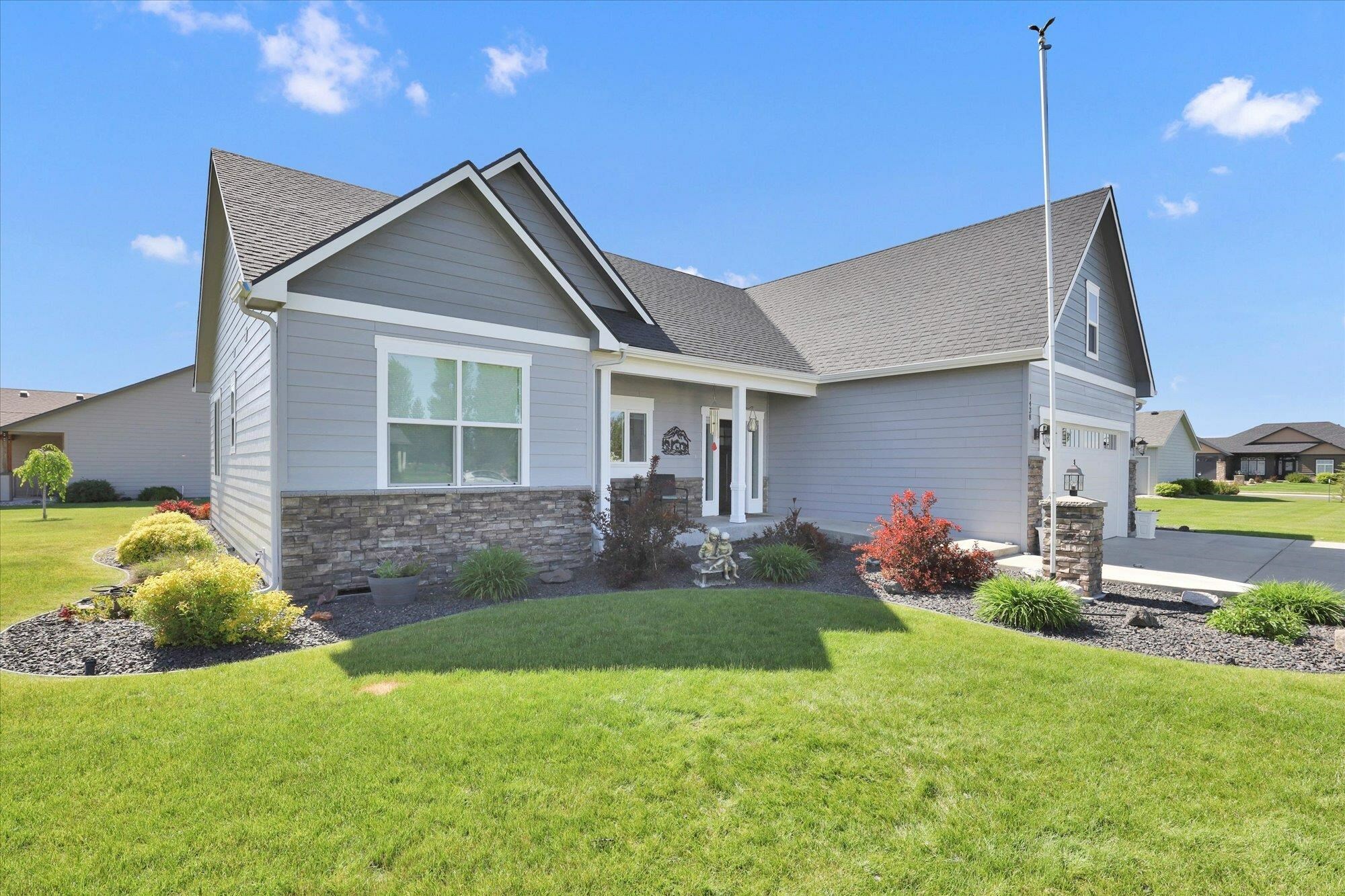 Property Photo: 1438 E Sawgrass Ln WA 99006