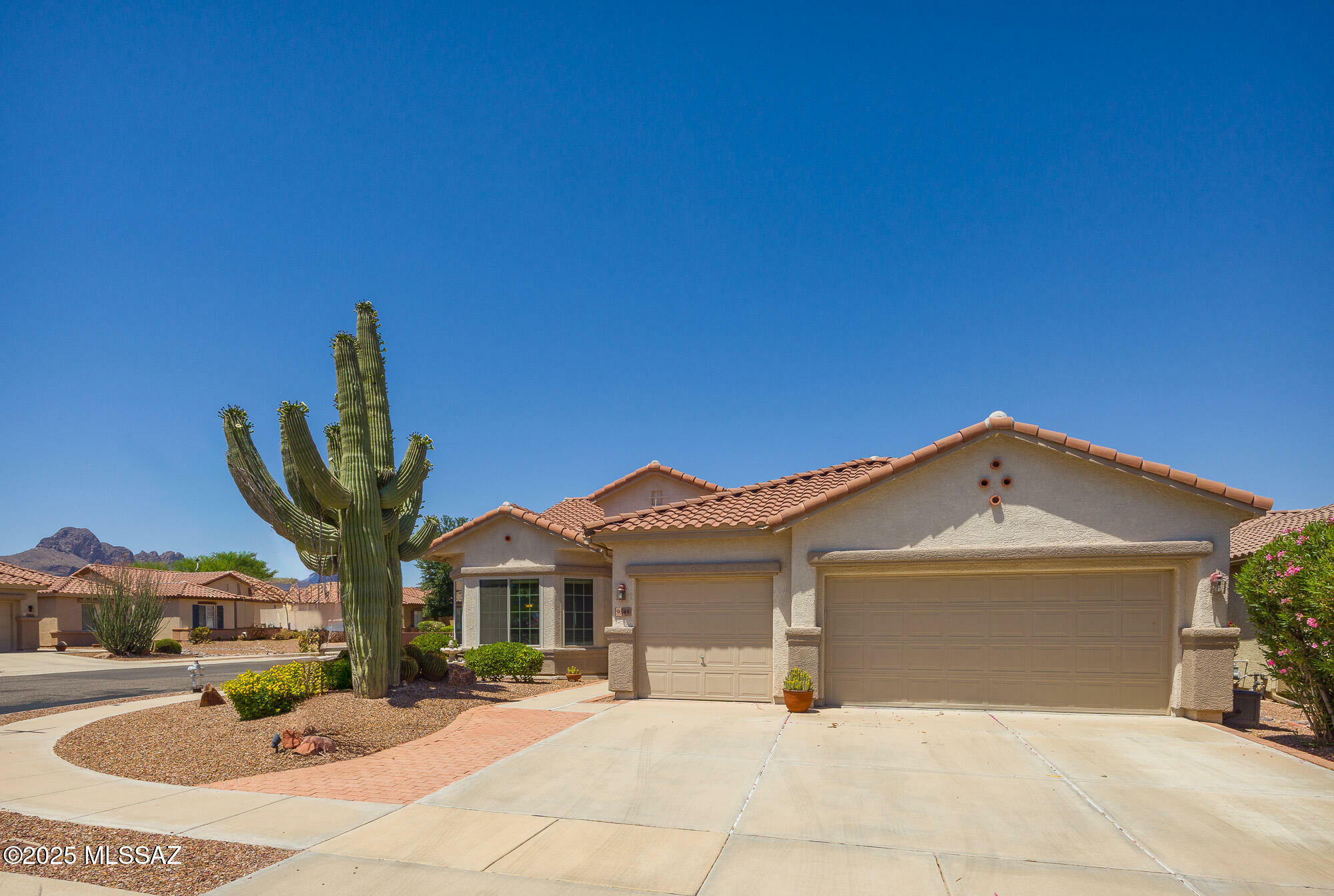 Property Photo: 9345 N Cottage Garden Place AZ 85743