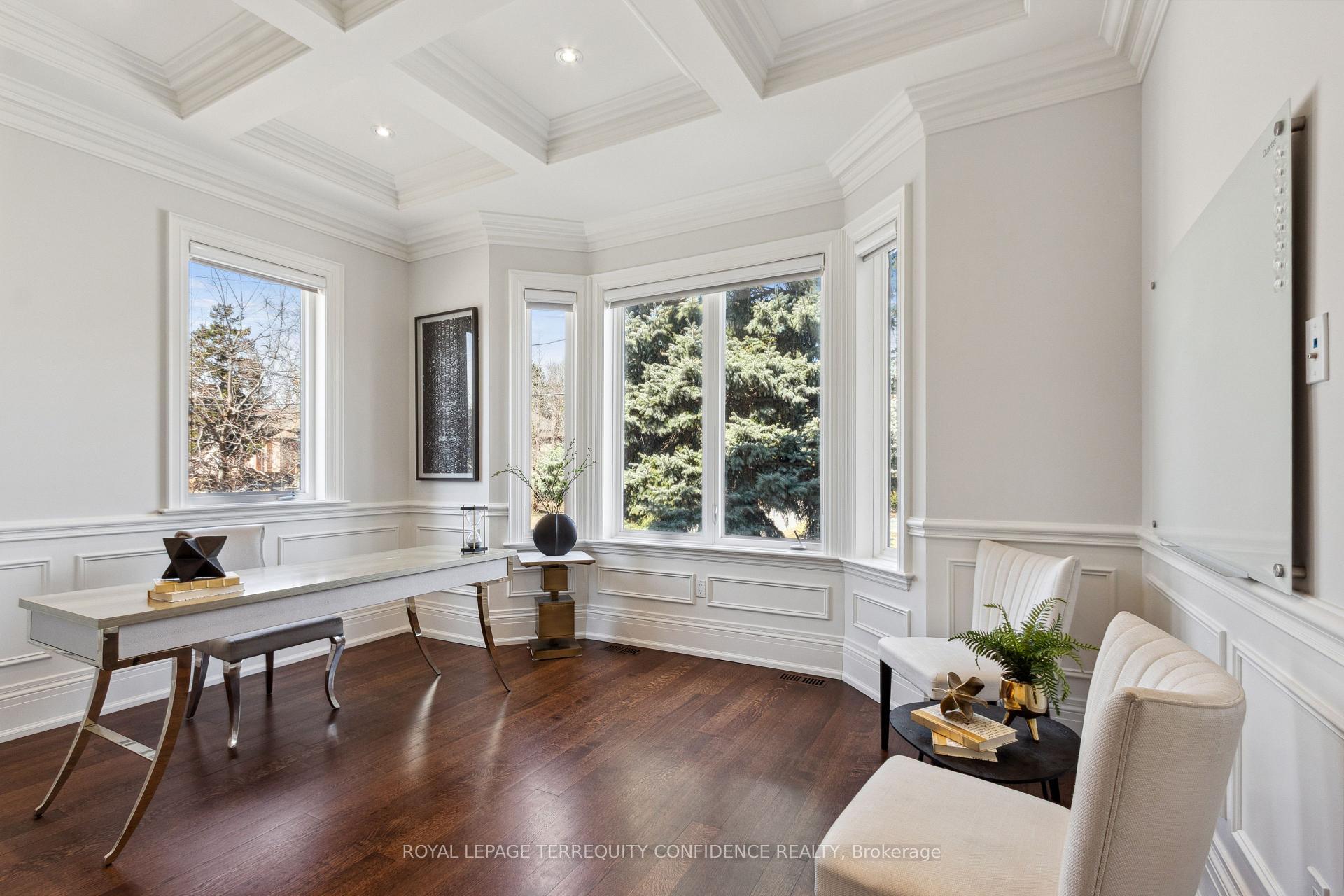 Photo de la propriété:  241 Hounslow Avenue  ON M2N 2B5 