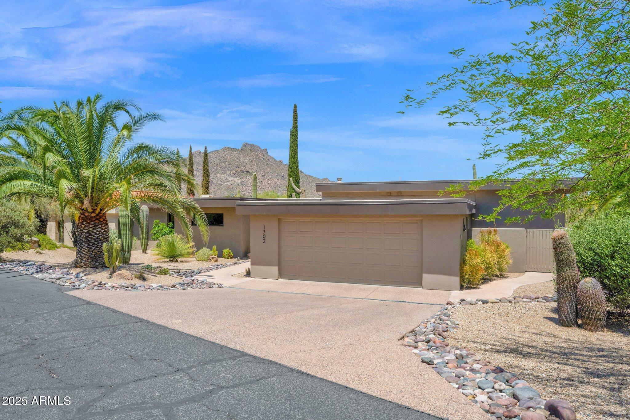 Property Photo: 1702 E Staghorn Lane AZ 85377