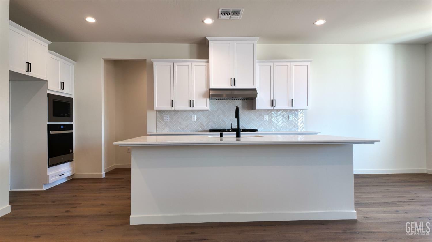 Property Photo: 12818 Kinnick Ct CA 93311