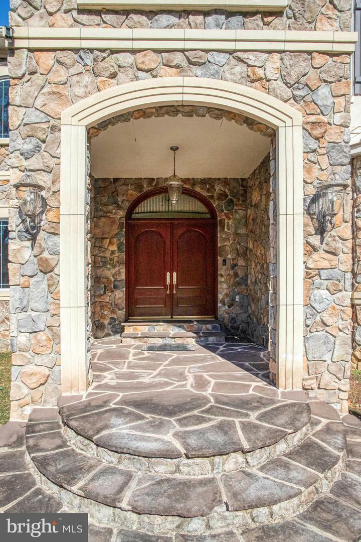 Property Photo: 7024 Green Oak Drive VA 22101