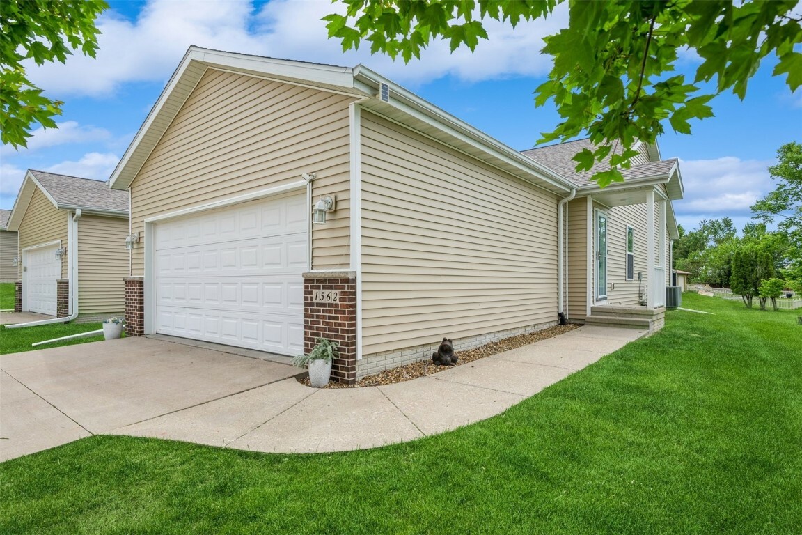1562 Hunters Creek Way  Marion IA 52302 photo