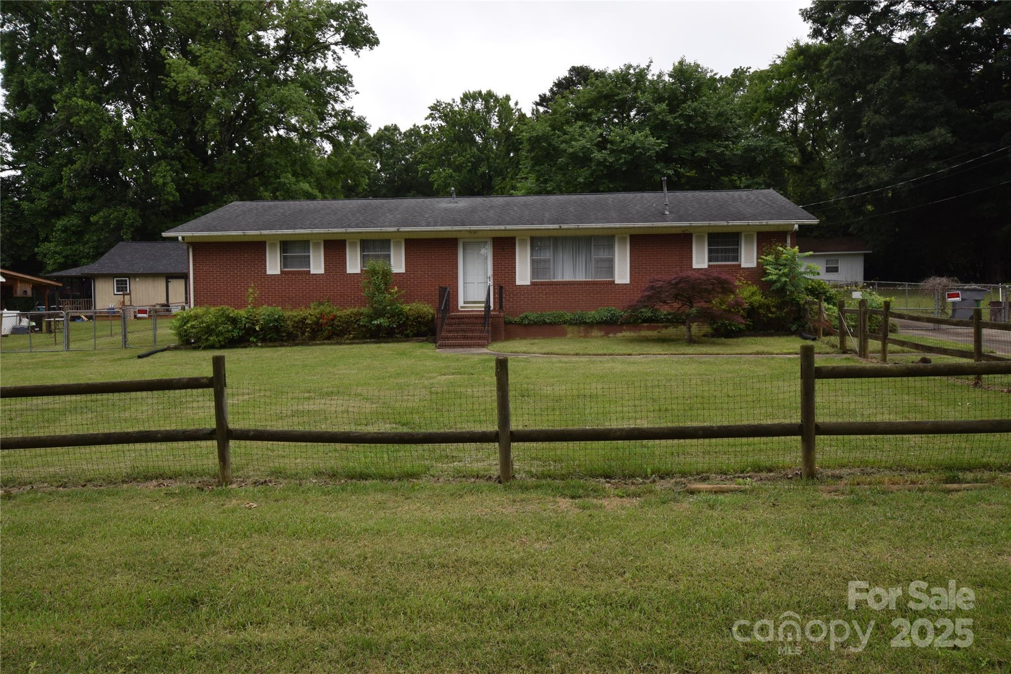 Property Photo: 908 Ravendale Drive NC 28216