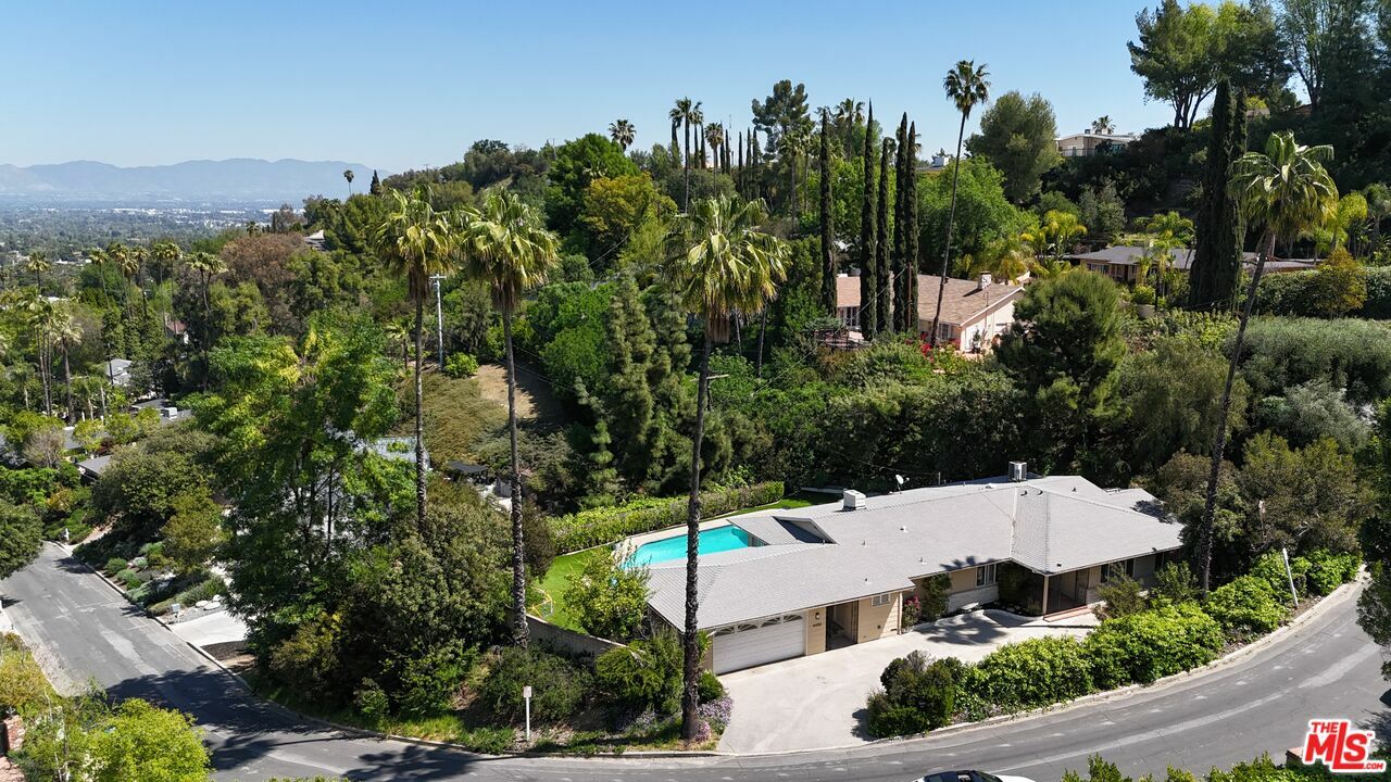 Property Photo: 4450 Coronet Dr CA 91316