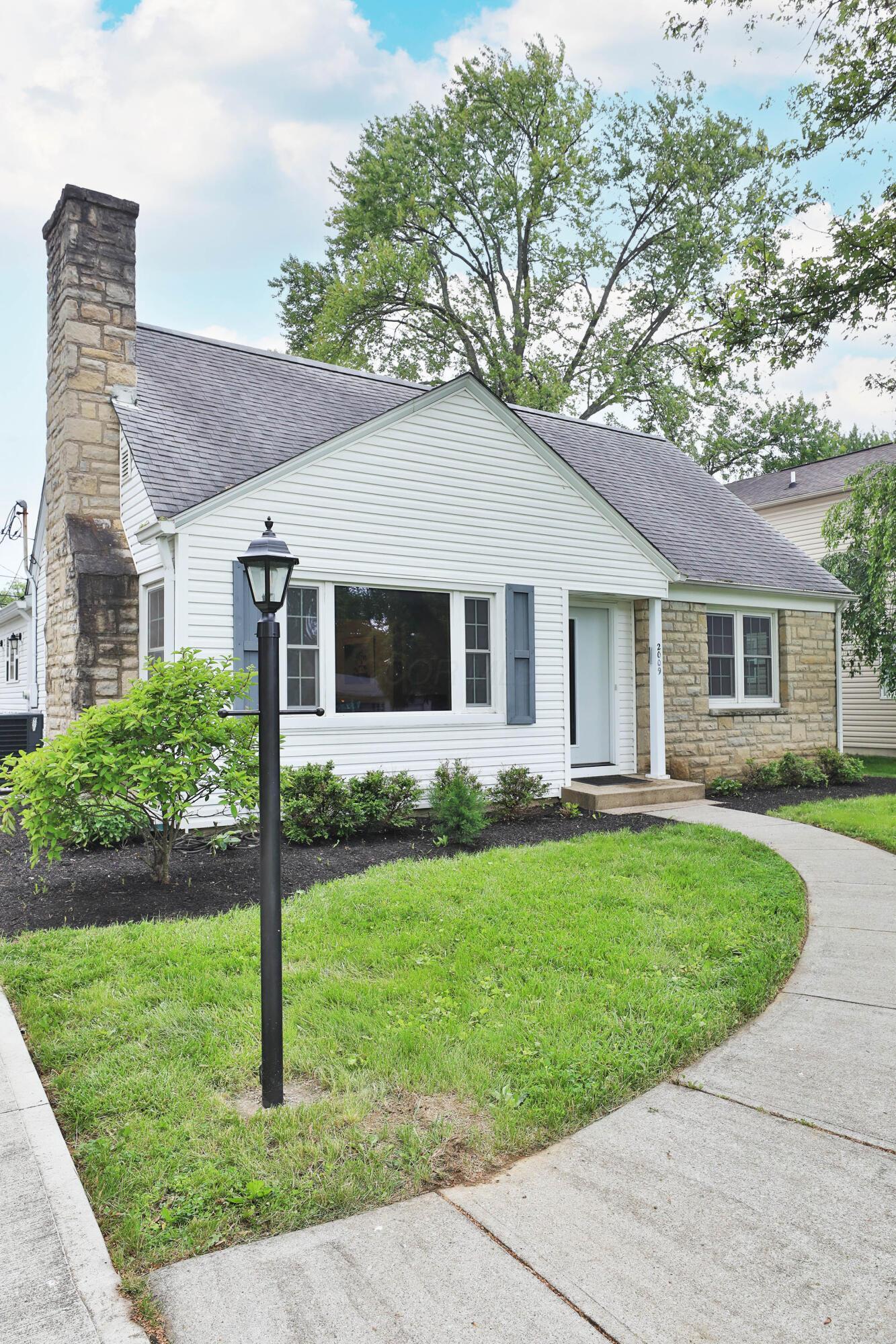 Property Photo: 2009 Zollinger Road OH 43221