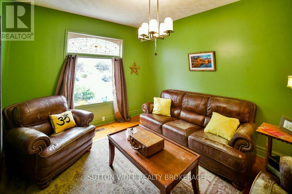 Photo de la propriété: 102 Front Street West ON N7G 1X8