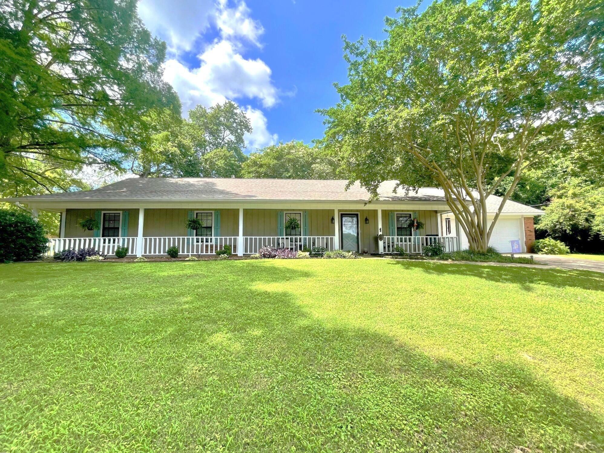 Property Photo: 202 Greenbriar Street MS 39759