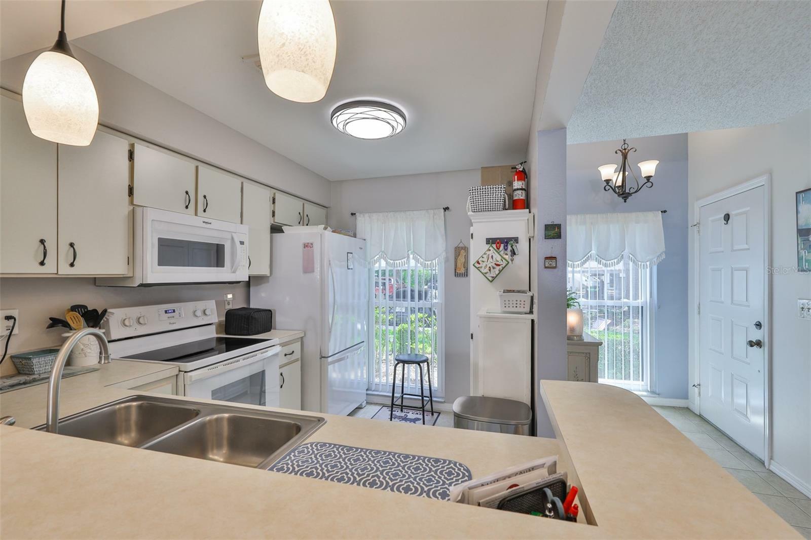 Property Photo: 311 Knottwood Court FL 33573