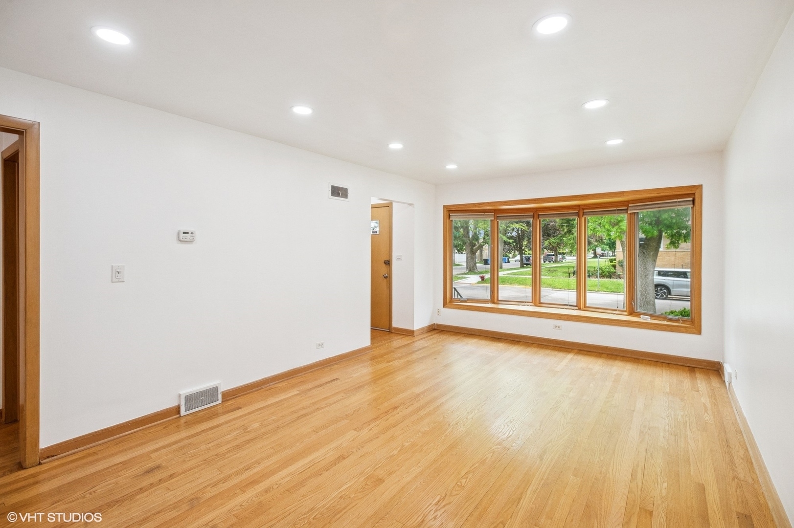 Property Photo: 5001 N Newland Avenue IL 60656