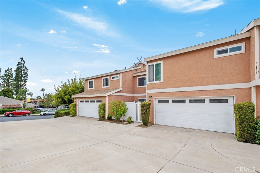 Property Photo:  25165 Charlinda Drive 2  CA 92691 