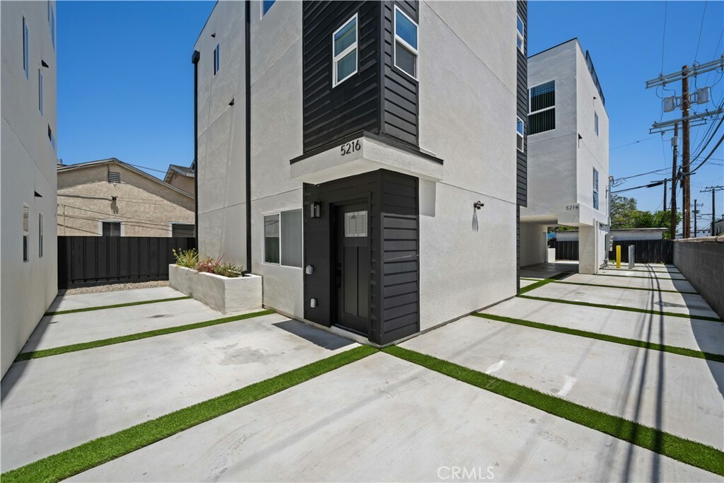 Property Photo:  5216 Auckland Avenue 2  CA 91601 