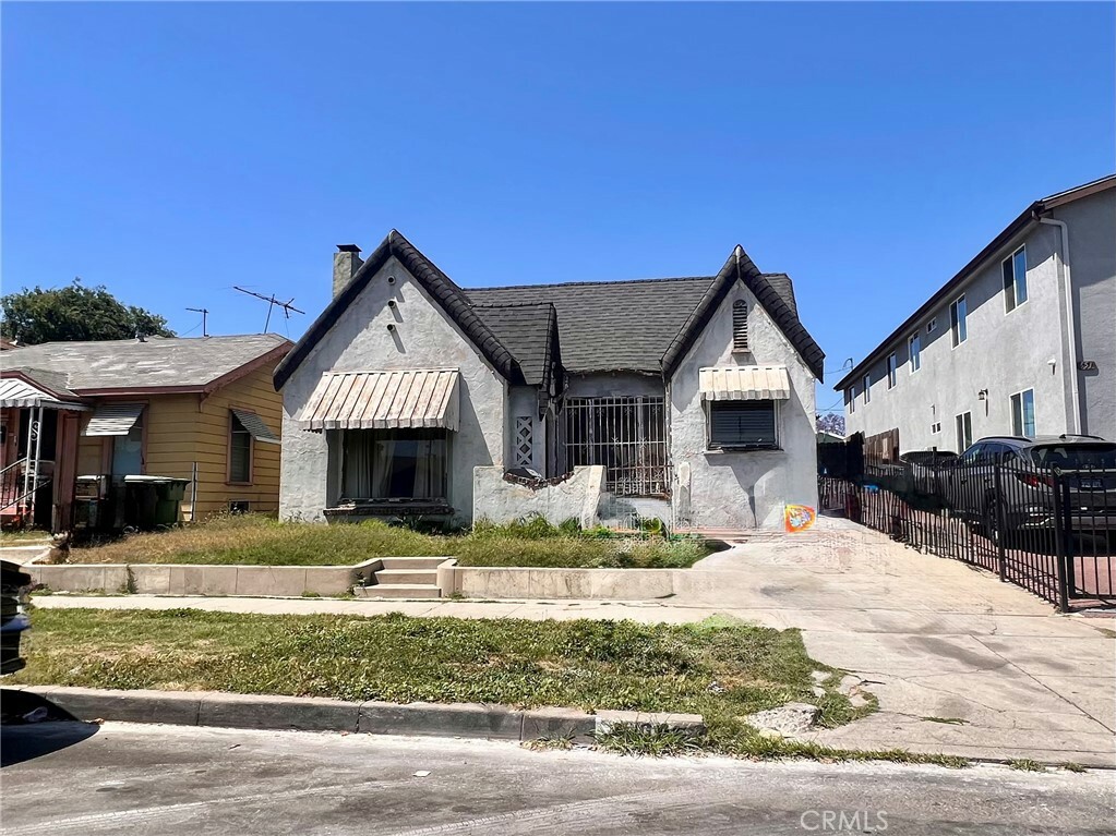 Property Photo:  645 E 82nd Street  CA 90001 