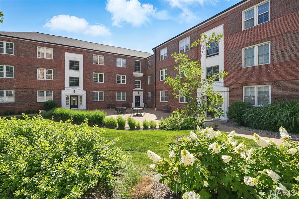 Property Photo:  923 S Hanley Road A  MO 63105 