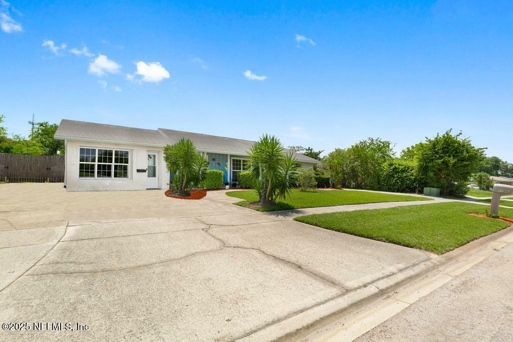Property Photo: 1726 E Papaya Drive FL 32073