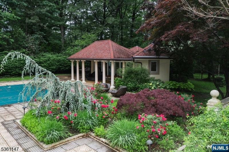 Property Photo:  8 Driftwood Drive  NJ 07039 