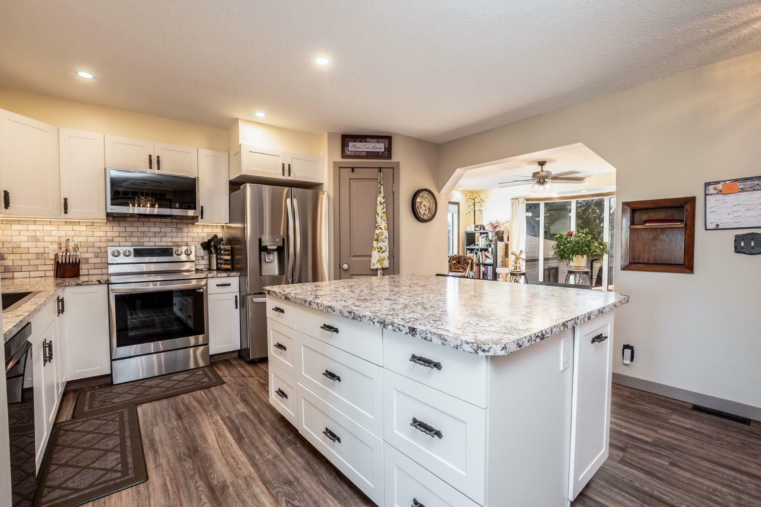 Property Photo: 911 12 Street SE AB T1V 1L2