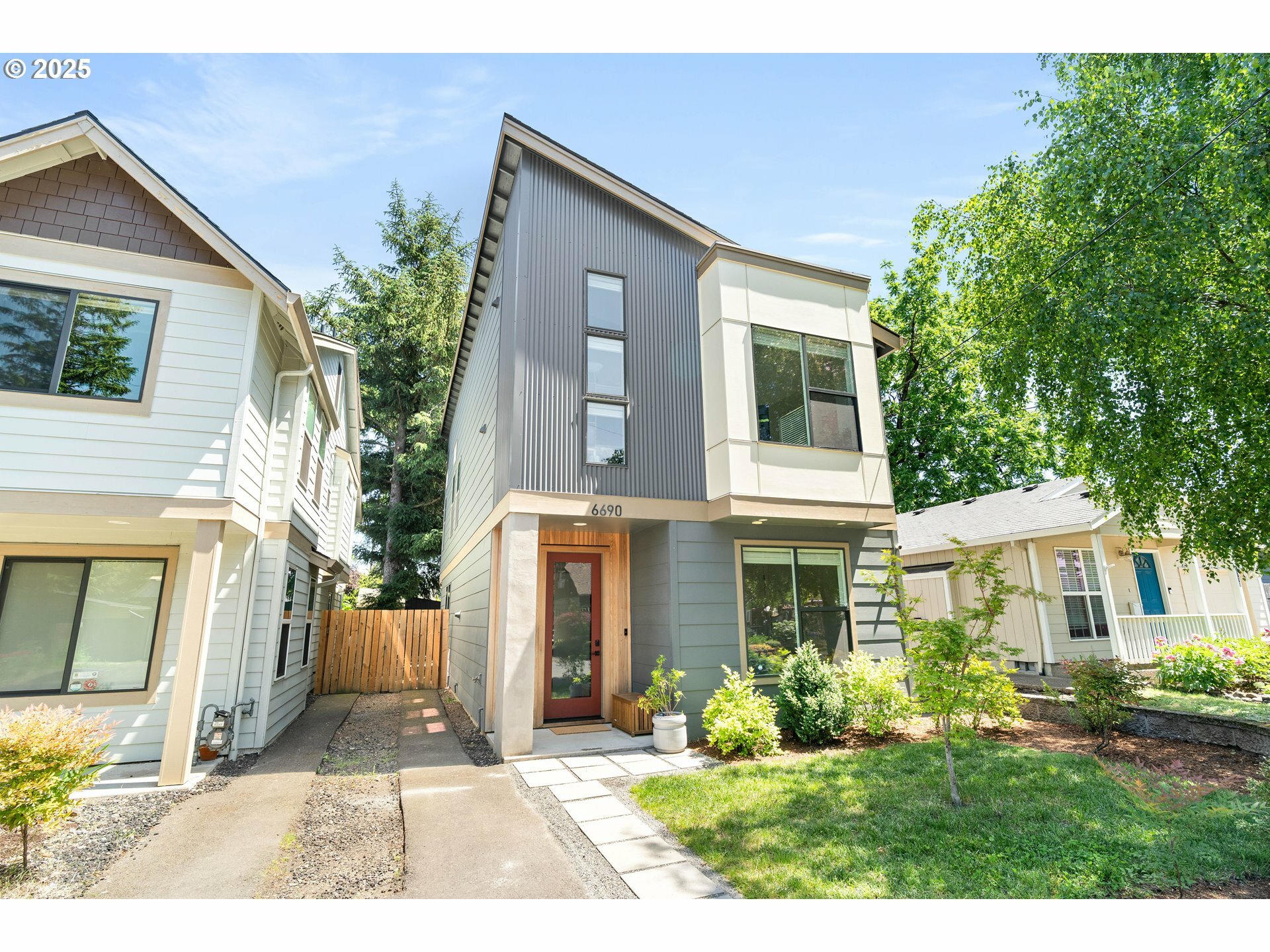 Property Photo: 6690 SE 67th Ave OR 97206