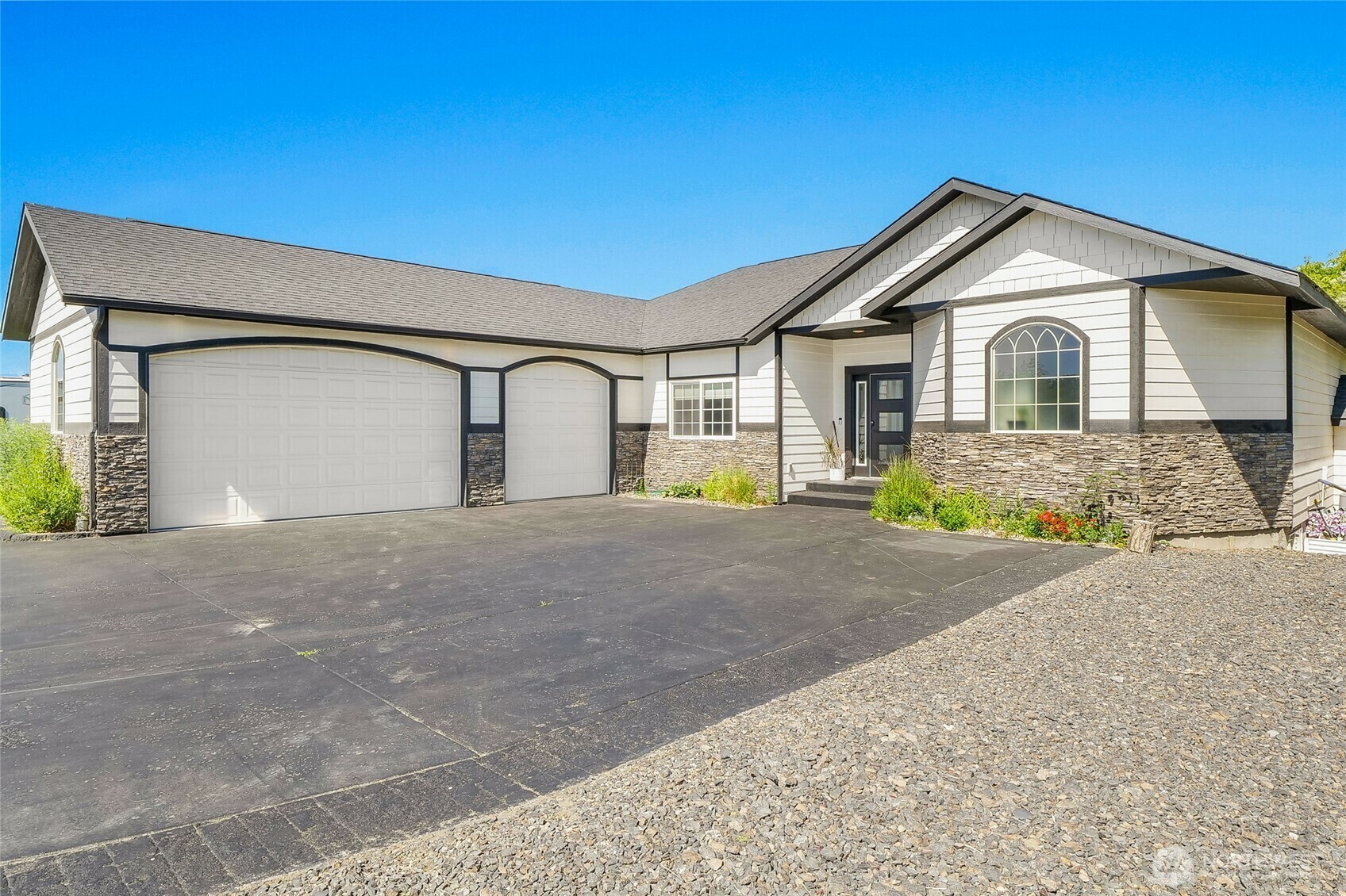 Property Photo: 800 S Camas Pl WA 98837