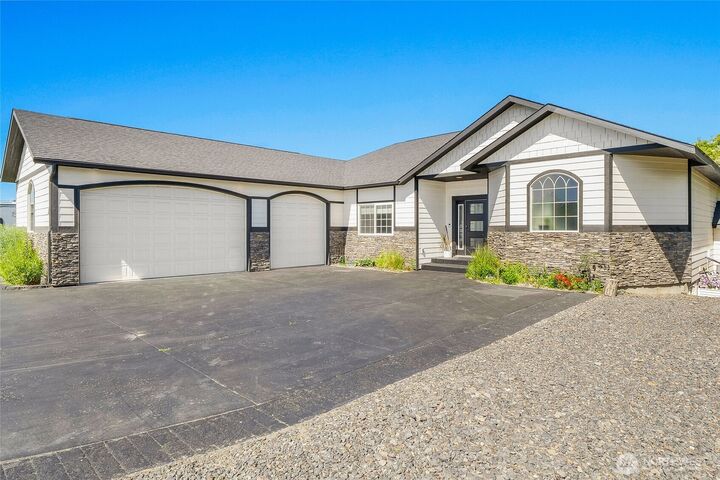 Property Photo:  800 S Camas Pl  WA 98837 
