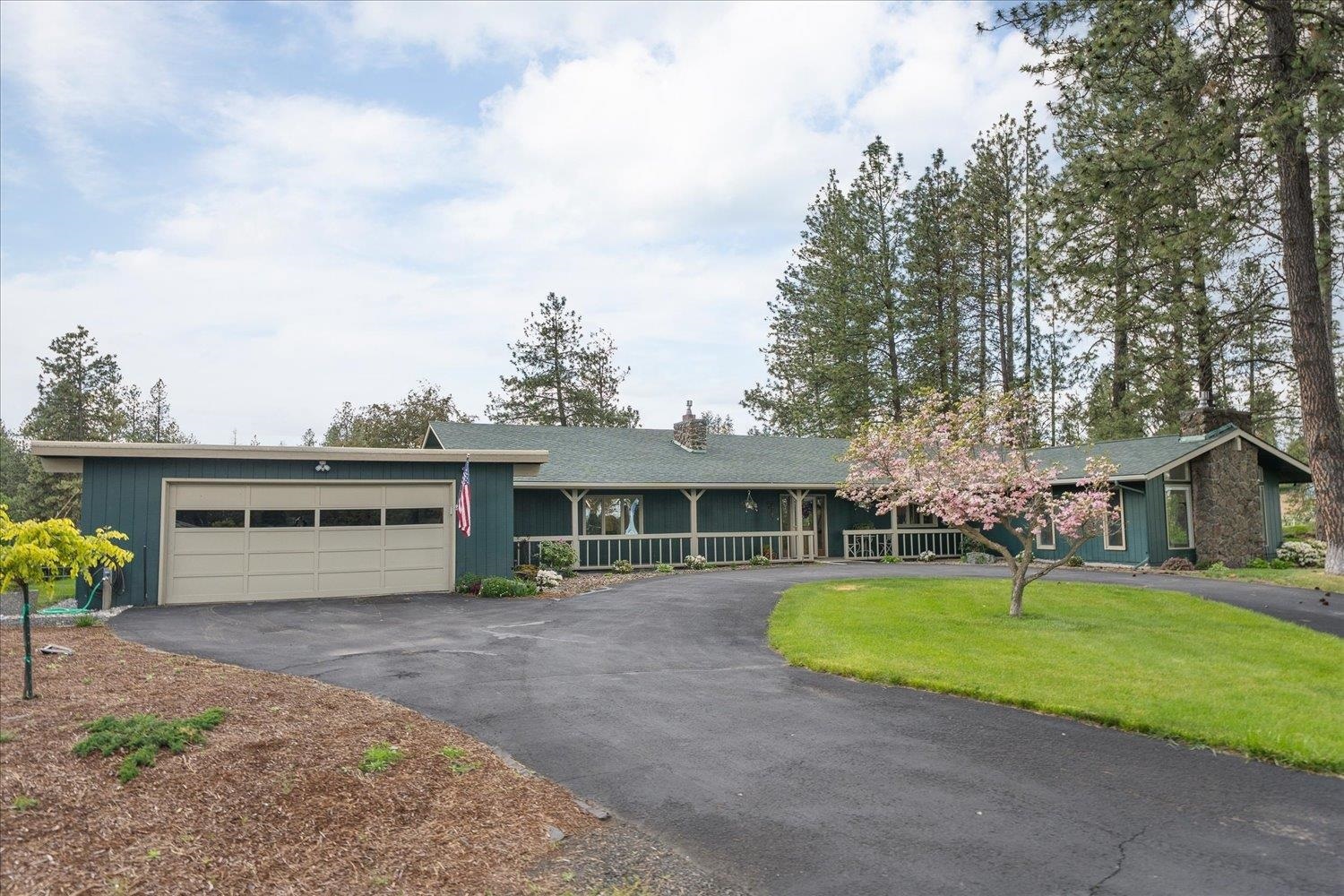 Property Photo: 604 S Grove Rd WA 99224