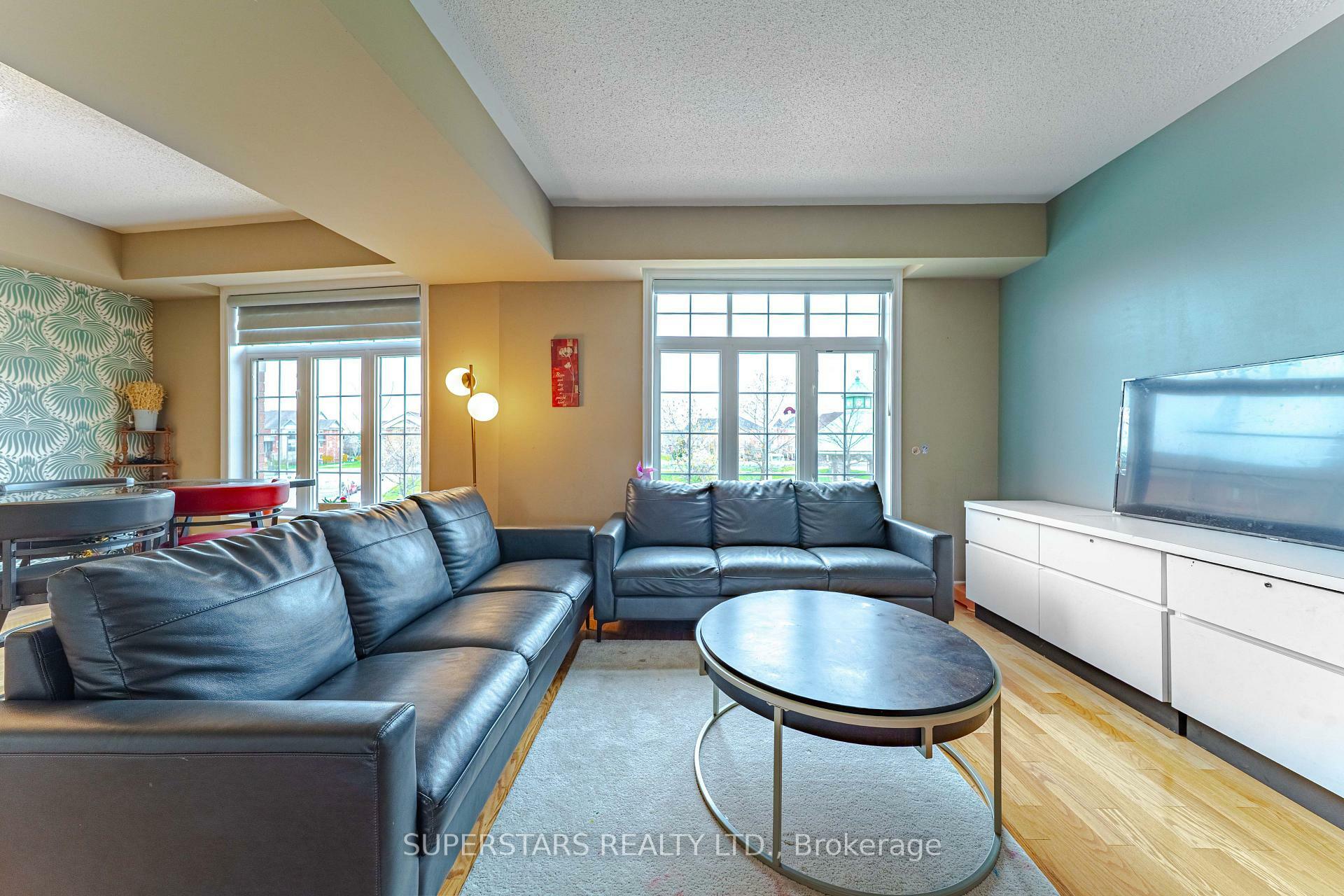 Property Photo: 30 Greensborough Village Circle 22 ON L6E 1Z1