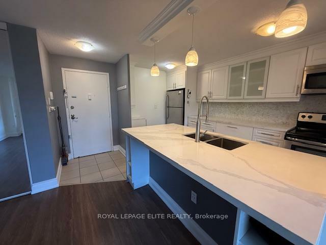 Property Photo: 3120 Kirwin Avenue 310 ON L5A 3R2