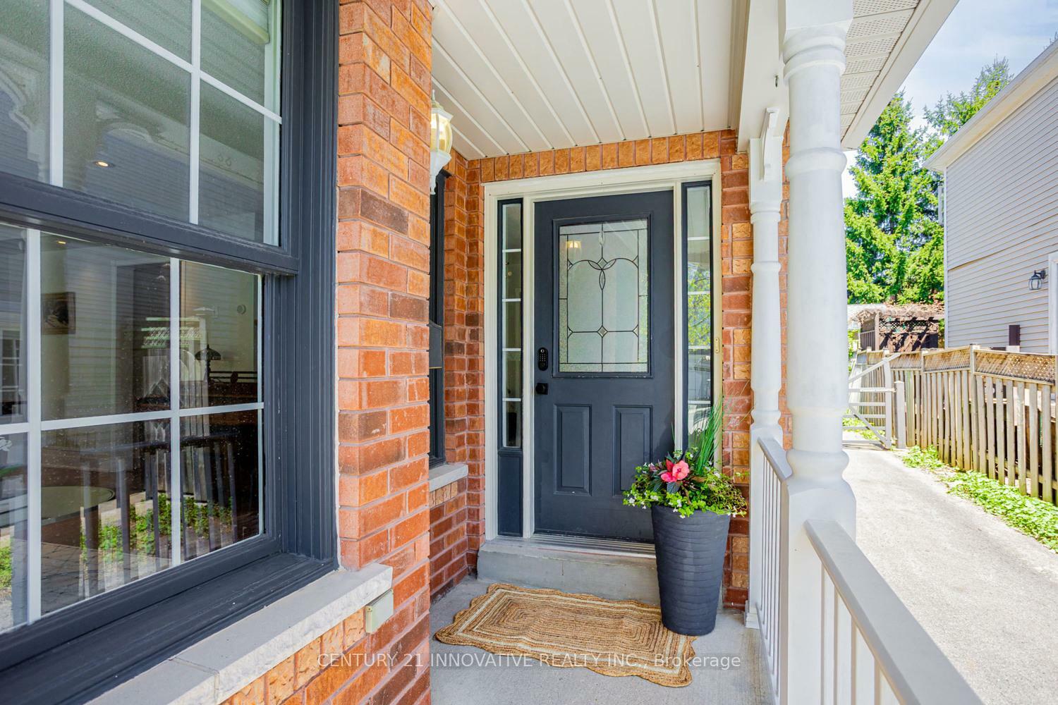 Photo de la propriété: 4 Blackfriar Avenue ON L1M 1E4