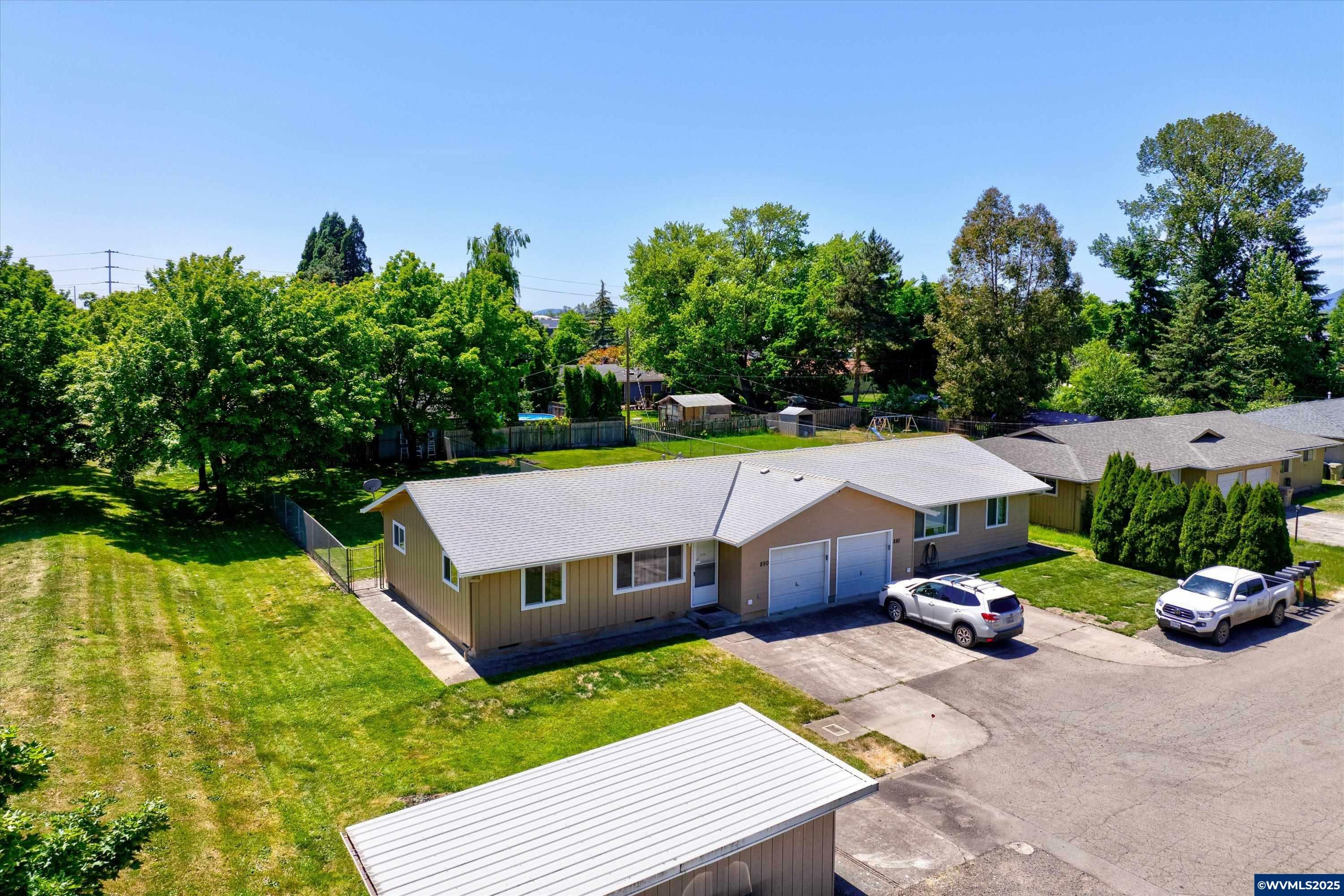 Property Photo: 880 NE Woodcrest (-890) Av OR 97330