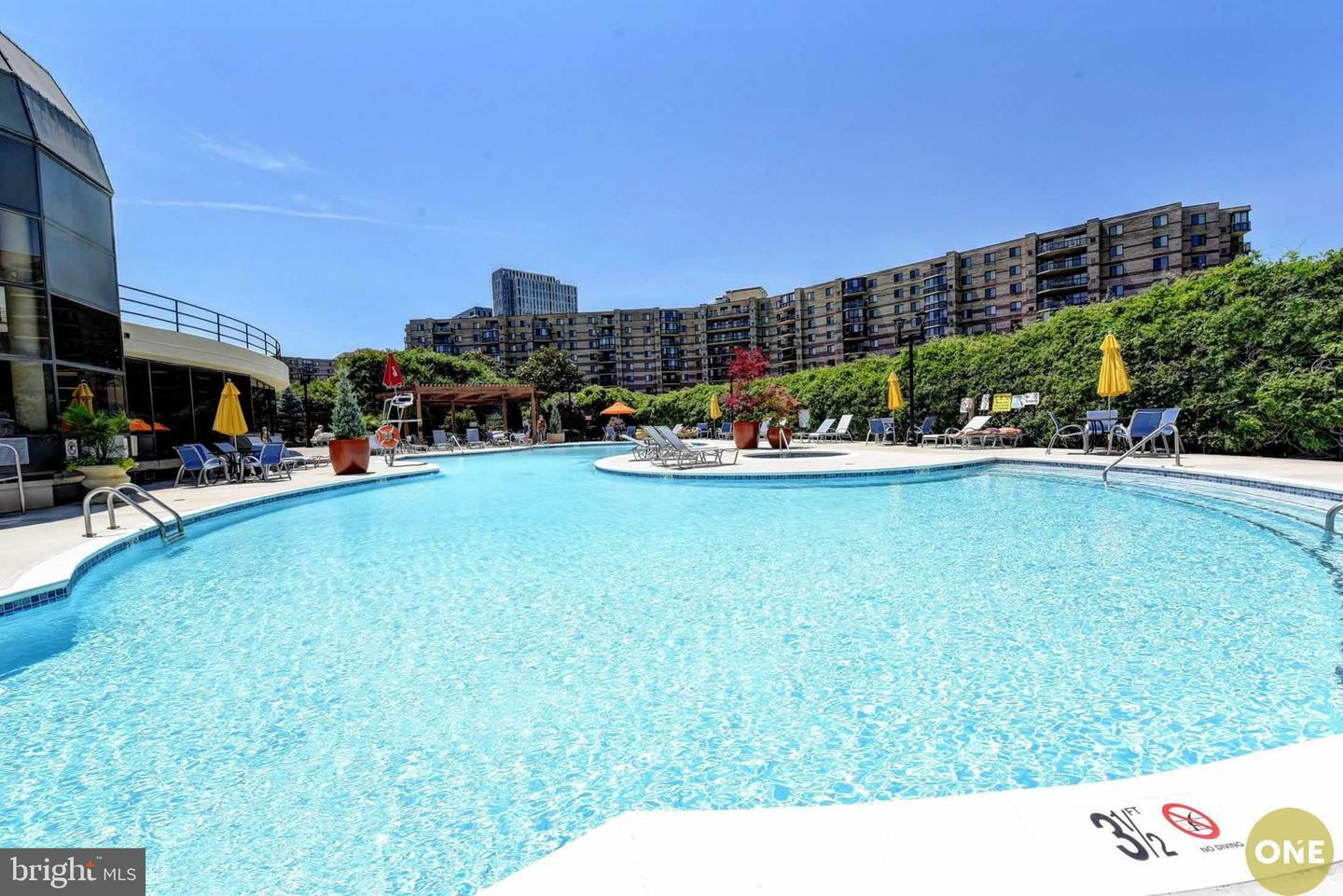 Property Photo: 8340 Greensboro Drive 607 VA 22102