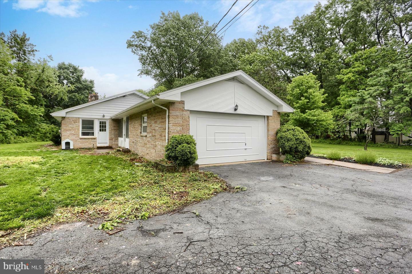 Property Photo: 725 Edgewood Lane PA 17055